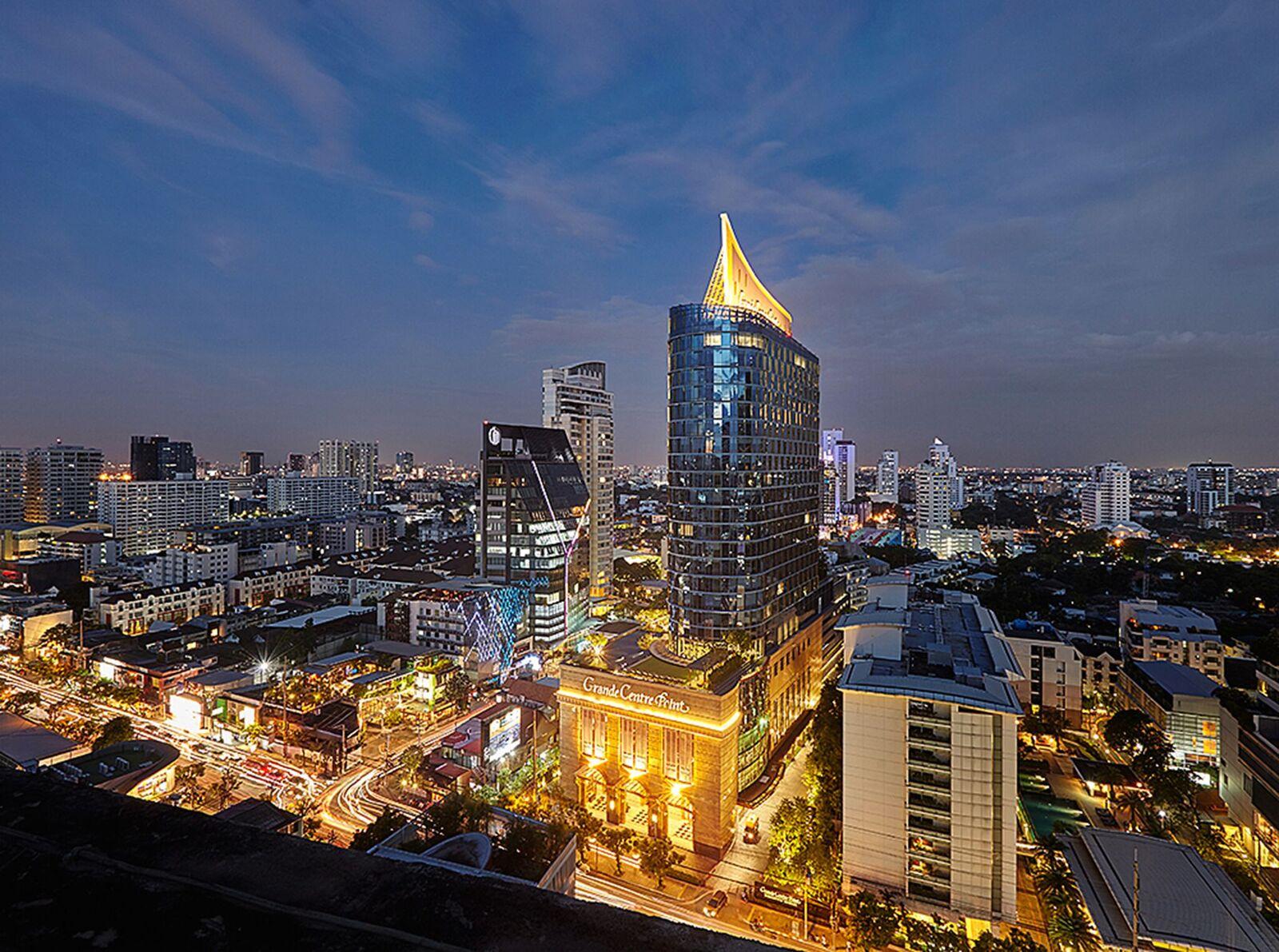 Grande Centre Point Sukhumvit 55 Thong Lo Hotel Bangkok Exterior photo The building at night